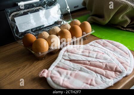 Volle Kiste Eier auf einer Kochfläche Stockfoto