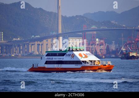 Hochgeschwindigkeits-Passagierfähre im Victoria Harbour, Hong Kong (erstes Ferry XI Schiff der New World First Ferry) mit Stonecutters Bridge im Hintergrund Stockfoto