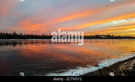 Sonnenaufgang über gefrorenem Neva Fluss in St. Petersburg, Russland Stockfoto