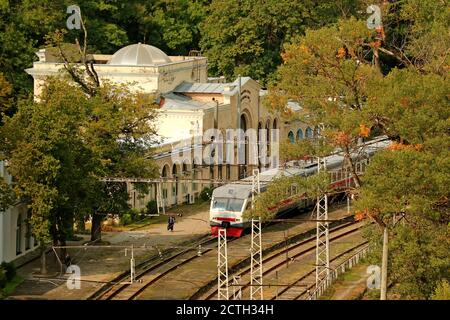 Borjomi-Park Bahnhof im Herbst, die Stadt Borjomi, Samtskhe-javakheti Region in Georgien Stockfoto