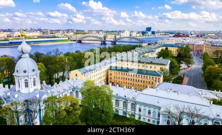 Bolscheokhtinsky-Brücke (große Okhta-Brücke) über die Newa in St. Petersburg, Russland.Blick vom Glockenturm der Smolny-Kathedrale. Stockfoto