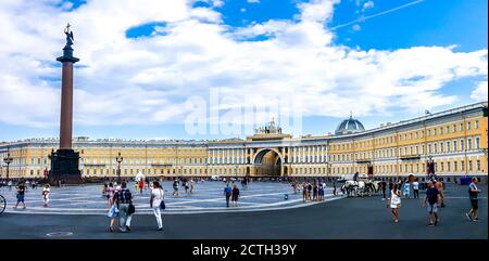 Panorama des Palastplatzes. Alexander-Säule und Bogen des Generalstabs auf dem Palastplatz, Sankt Petersburg, Russland Stockfoto