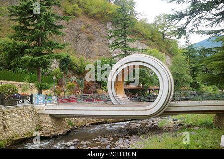 Moderne Fußgängerbrücke über den Fluss Borjomula in der Stadt Von Borjomi in Samtskhe-javakheti Region von Georgien Stockfoto