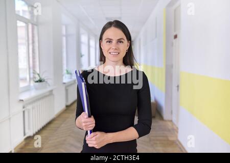 Porträt einer jungen lächelnden Lehrerin in der Schule Stockfoto