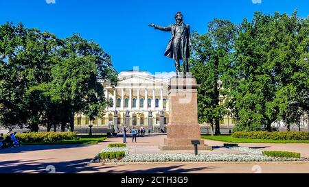 Denkmal dem großen russischen Dichter Alexander Puschkin auf dem Platz der Künste und das Staatliche Russische Museum auf dem Hintergrund. St. Petersburg, Russland Stockfoto