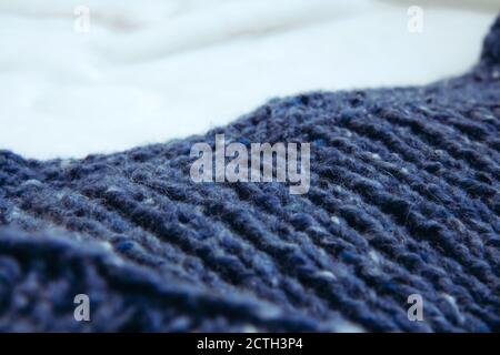 Textur schöne gestrickte blaue Stoff als Hintergrund. Speicherplatz kopieren. Weibliches Hobby-Konzept. Stricken Stockfoto