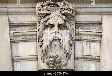 London, England, Großbritannien. Geschnitztes Gesicht des griechischen Flussgottes Achelous auf einem Keystone auf dem Südflügel des Somerset House, Victoria Embankment. Stockfoto