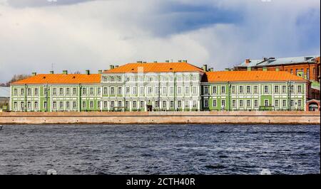 Fassade der schönen historischen Gebäude. Blick vom Fluss Neva. St. Petersburg, Russland Stockfoto
