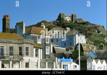 East Hill, Hastings Old Town, East Sussex, Südengland, vom Stade, mit Häusern und East Hill Lift Stockfoto