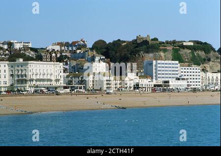 Hastings Seafront, East Sussex, Südengland, Blick auf den West Hill, vom Pier aus Stockfoto