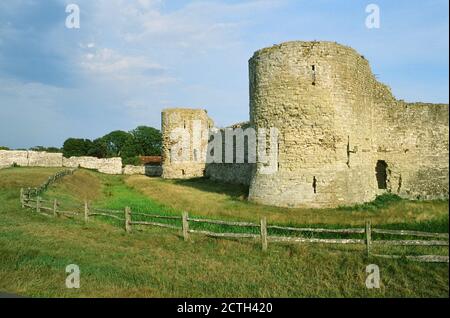 Pevensey Castle in East Sussex, Südengland, im Spätsommer Stockfoto