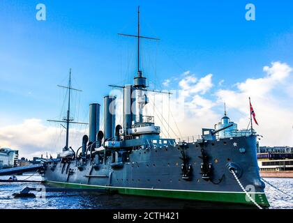 Das legendäre revolutionäre Schiffmuseum Cruiser Aurora am Fluss Neva. St. Petersburg, Russland Stockfoto