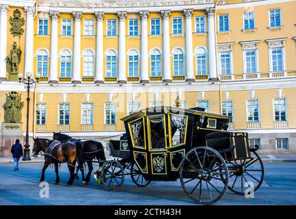 Eine Kutsche, die von den Pferden auf der Stadtstraße gezogen wird. St. Petersburg, Russland Stockfoto