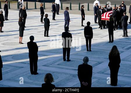 Die Fahnenschatulle der Richterin Ruth Bader Ginsburg trifft am Mittwoch, den 23. September 2020, am Obersten Gerichtshof in Washington ein. Ginsburg, 87, starb am 18. September an Krebs. (Foto von Alex Brandon/Pool/Sipa USA) Stockfoto