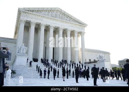 Washington, Usa. September 2020. Die Fahnenschatulle der Richterin Ruth Bader Ginsburg trifft am Mittwoch, den 23. September 2020, am Obersten Gerichtshof in Washington, DC ein. Ginsburg, 87, starb am 18. September an Krebs. Pool Foto von Alex Brandon/UPI Kredit: UPI/Alamy Live News Stockfoto