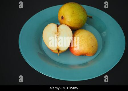 Reife Früchte. Birne auf einer Platte in Stücke geschnitten. Stockfoto