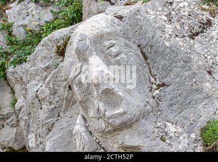 Cervara, eines der malerischsten Dörfer des Apennin-Gebirges, liegt etwa 1000 über dem Meeresspiegel. Hier insbesondere seine geschnitzten Felsen Stockfoto