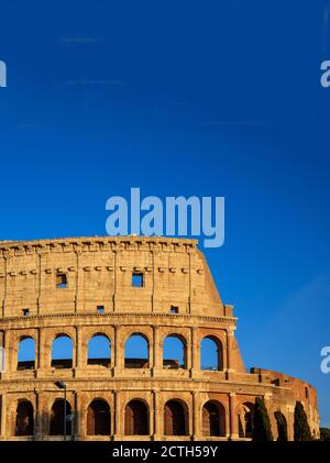 Römisches Kolosseum, Wahrzeichen Roms. Teil der italienischen Colsseo vor blau klaren Himmel Hintergrund, kopieren Raum Stockfoto