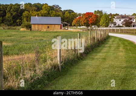 Fenceline entlang der Fahrt zum Bauernhaus im Prophetstown State Park Leben Geschichtsmuseum Schlachtfeld Indiana Stockfoto