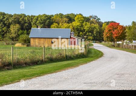 Fenceline entlang der Fahrt zum Bauernhaus im Prophetstown State Park Leben Geschichtsmuseum Schlachtfeld Indiana Stockfoto