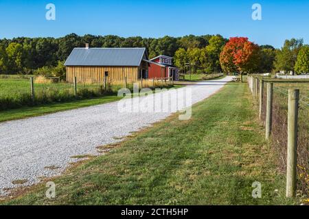 Fenceline entlang der Fahrt zum Bauernhaus im Prophetstown State Park Leben Geschichtsmuseum Schlachtfeld Indiana Stockfoto