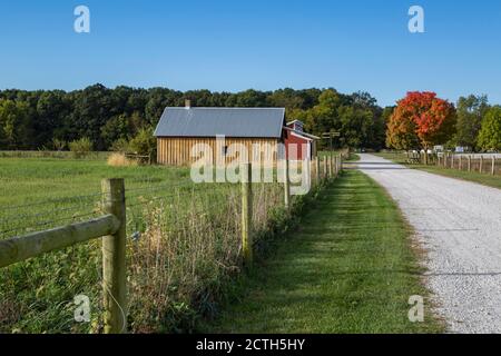 Fenceline entlang der Fahrt zum Bauernhaus im Prophetstown State Park Leben Geschichtsmuseum Schlachtfeld Indiana Stockfoto