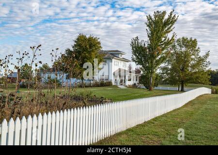 Fenceline entlang der Fahrt zum Bauernhaus im Prophetstown State Park Leben Geschichtsmuseum Schlachtfeld Indiana Stockfoto