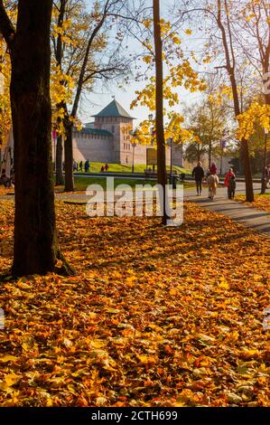 Weliki Nowgorod, Russland - Oktober 17,2019. Herbst Kreml Park im sonnigen Oktober Morgen Stockfoto