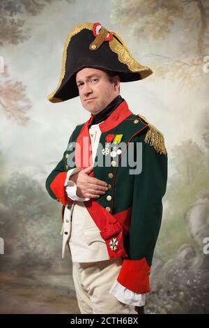 Harry Enfield in einem Napoleon Bonaparte Kostüm. Stockfoto