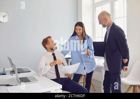 Multirassisches Team von Firmenarbeitern verschiedener Altersgruppen sammeln sich ein Büro und Arbeitsfragen besprechen Stockfoto