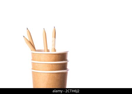 Umweltfreundliche Pappbecher mit wiederverwendbaren Stiften auf weißem Hintergrund. Textbereich kopieren Stockfoto
