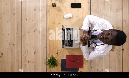 Junge Afrikaner Männlich Arzt Typisierung Suchen Bis Kamera Und Reden Stockfoto