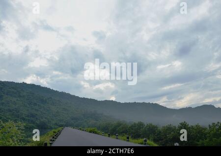 Nebellandschaft schwimmt auf dem Berggipfel Stockfoto