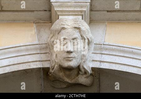 London, England, Großbritannien. Das "Grand Building", Trafalgar Square, WC2N 5EJ. Keystone geschnitzt von Barry Baldwin (c1990) Stockfoto