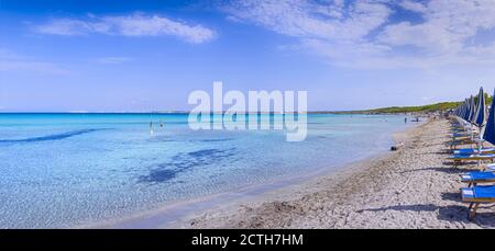 Der Strand Punta Pizzo liegt im Herzen des regionalen Naturparks „Isola di Sant’Andrea - Litorale di Punta Pizzo“ in Salento (Apulien, Italien). Stockfoto