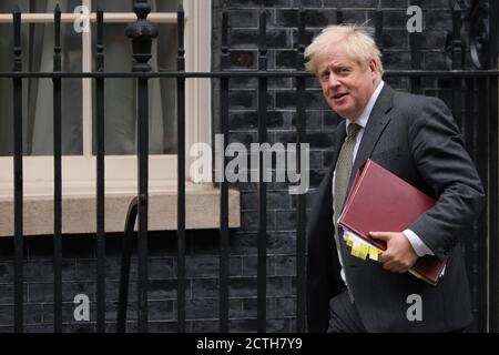 London, Großbritannien. September 2020. Der britische Premierminister Boris Johnson verlässt die Downing Street 10, um am 23. September 2020 im britischen Unterhaus an den Fragen des Premierministers teilzunehmen. Johnsons umstrittener Binnenmarkt-Gesetzentwurf im Zusammenhang mit dem Brexit hat am Dienstag die erste Etappe seines Weges zum Gesetz abgeschlossen. Quelle: Xinhua/Alamy Live News Stockfoto