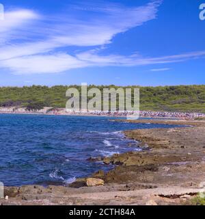 Der Strand Punta Pizzo liegt im Herzen des regionalen Naturparks „Isola di Sant’Andrea - Litorale di Punta Pizzo“ in Salento (Apulien, Italien). Stockfoto