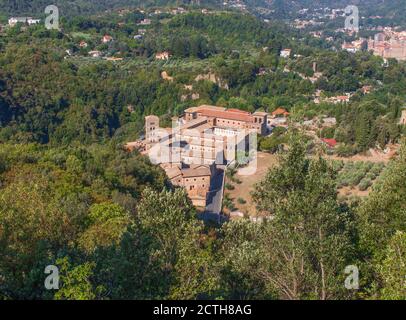 Subiaco, Italien - Santa Scolastica ist eines der 12 Klöster, das von Benedikt von Nursia in Subiaco gegründet wurde und das älteste Benediktinerkloster der Welt ist Stockfoto