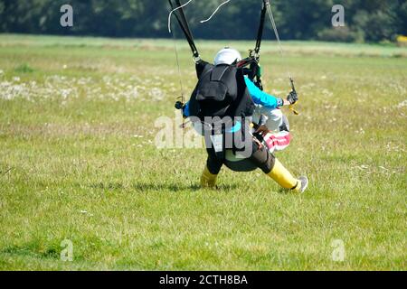 Tandem Fallschirm springen kurz vor dem Moment der Landung bunte Aufnahme in Slavnica, Slowakei am 19. September 2020. Emotionen, Glück, Mut. Stockfoto