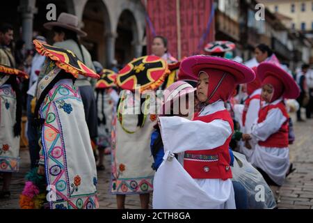 Kinder in roten und weißen Kostümen üben Tanz für das Inti Raymi'rata Sonnenfest über die Wintersonnenwende, Cusco, Peru Stockfoto