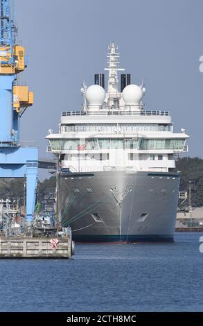 Stralsund, Deutschland. September 2020. Die Expeditionsyacht 'Crystal Endeavour' liegt am ausbauenden Kai der MV-Werften in Stralsund. Die Arbeiten am Standort Stralsund wurden am 21. März 2020 eingestellt. Dies ist das erste von zwei eisführenden Expeditionsschiffen der "Crystal Endeavour"-Klasse. Sie wurde im August 2018 festgelegt. Das 164 Meter lange Schiff für bis zu 200 Passagiere ist nach Angaben der Werft gleichermaßen für Polargebiete und tropische Gewässer geeignet. Quelle: Stefan Sauer/dpa-Zentralbild/dpa/Alamy Live News Stockfoto