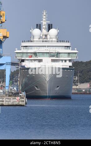 Stralsund, Deutschland. September 2020. Die Expeditionsyacht 'Crystal Endeavour' liegt am ausbauenden Kai der MV-Werften in Stralsund. Die Arbeiten am Standort Stralsund wurden am 21. März 2020 eingestellt. Dies ist das erste von zwei eisführenden Expeditionsschiffen der "Crystal Endeavour"-Klasse. Sie wurde im August 2018 festgelegt. Das 164 Meter lange Schiff für bis zu 200 Passagiere ist nach Angaben der Werft gleichermaßen für Polargebiete und tropische Gewässer geeignet. Quelle: Stefan Sauer/dpa-Zentralbild/dpa/Alamy Live News Stockfoto