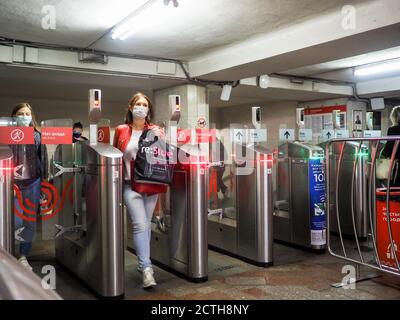 Moskau. Russland. September 22, 2020. Passagiere passieren automatische Drehkreuze an der Moskauer U-Bahn-Station. Auf den Gesichtern der Menschen, Schutzmasken Stockfoto