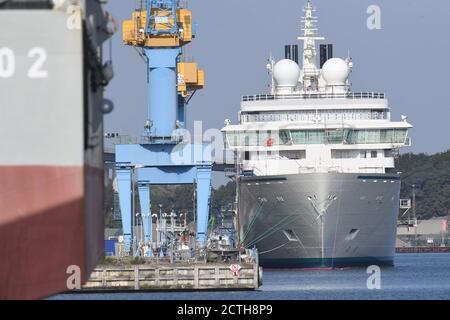 Stralsund, Deutschland. September 2020. Die Expeditionsyacht 'Crystal Endeavour' liegt am ausbauenden Kai der MV-Werften in Stralsund. Die Arbeiten am Standort Stralsund wurden am 21. März 2020 eingestellt. Dies ist das erste von zwei eisführenden Expeditionsschiffen der "Crystal Endeavour"-Klasse. Sie wurde im August 2018 festgelegt. Das 164 Meter lange Schiff für bis zu 200 Passagiere ist nach Angaben der Werft gleichermaßen für Polargebiete und tropische Gewässer geeignet. Quelle: Stefan Sauer/dpa-Zentralbild/dpa/Alamy Live News Stockfoto