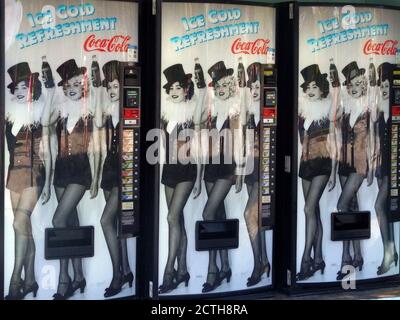 Coca-Cola-Automaten mit Vintage-gekleideten Damen, die alte Cola-Flaschen halten, Magic Kingdom, Walt Disney World, Orlando, Florida, Usa Stockfoto