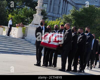 23. September 2020, Washington, District of Columbia: Gerechtigkeit Ruth Bader Ginsburg wird am Mittwoch nach einer privaten Gedenkfeier in der Großen Halle vor dem Obersten Gerichtshof ruhen. Die Polizei des Obersten Gerichtshofs trug die Schatulle die Stufen hinauf, die mit ihren ehemaligen Beamten gefüllt war. (Bild: © Sue Dorfman/ZUMA Wire) Stockfoto