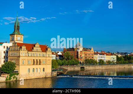 Nationalmuseum des tschechischen Komponisten Bedrich Smetana im Gebäude des ehemaligen Wasserwerks der Altstadt. Prager Landschaft. Stockfoto