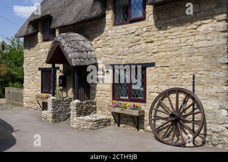 Cairn Cottage, ein traditionelles Steinhaus mit Strohdach, im Dorf Hanslope, Buckinghamshire, Großbritannien Stockfoto