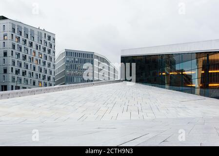 Oslo, Norwegen - 10. August 2019: Außenansicht des Opernhauses in Oslo. Neues, modernes Gebäude, entworfen von Snohetta Architekten. Es ist das Nationaltheater Stockfoto