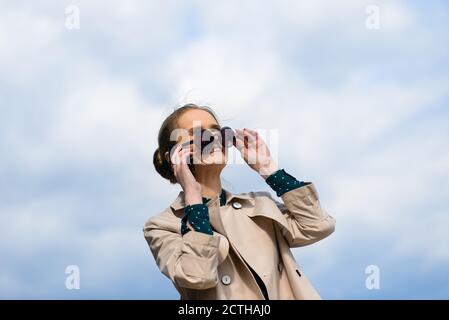 Junge schöne Geschäftsfrau mit Sonnenbrille, Telefon, Laptop, Tasse Kaffee in der Stadt Straße Stockfoto